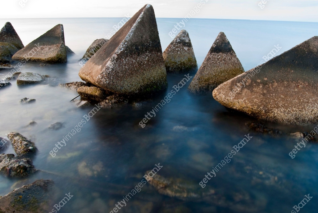 Triangular Concrete Forms in a Breakwater 이미지 (122186693) - 게티이미지뱅크