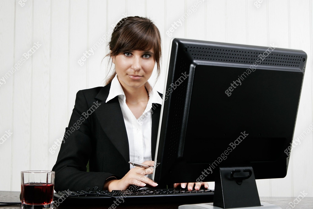 2011 Compouter Young woman works on a computer 이미지 (136327518) - 게티이미지뱅크