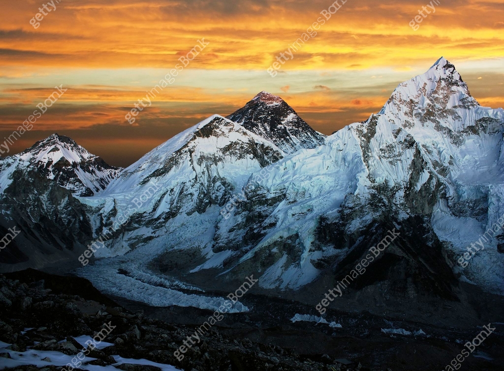 Evening colored view of Everest from Kala Patthar 이미지 (160480071) - 게티이미지뱅크