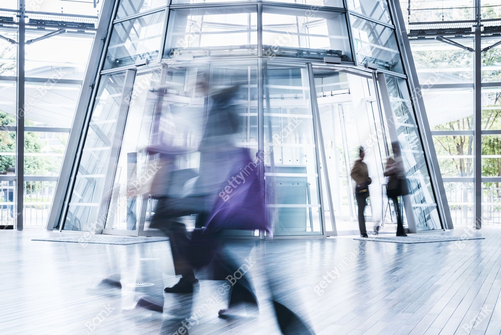 People Rushing Into Building Business People Rushing Through Modern Architecture 이미지 (172466104 ...