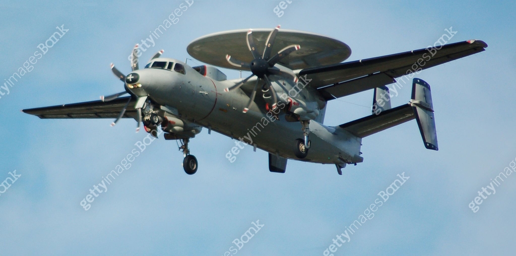 U.S. NAVY E-2C Hawkeye Landing 이미지 (172127375) - 게티이미지뱅크