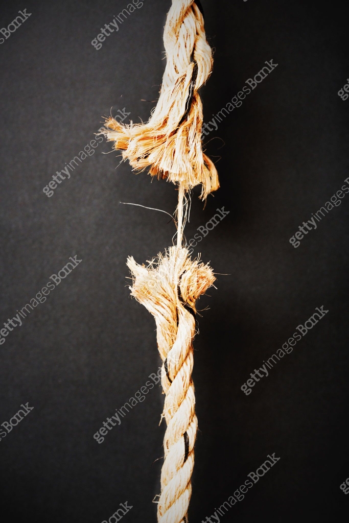 Breaking Points Rope At breaking point, rope is frayed to last strand 이미지 (187154539) - 게티이미지뱅크