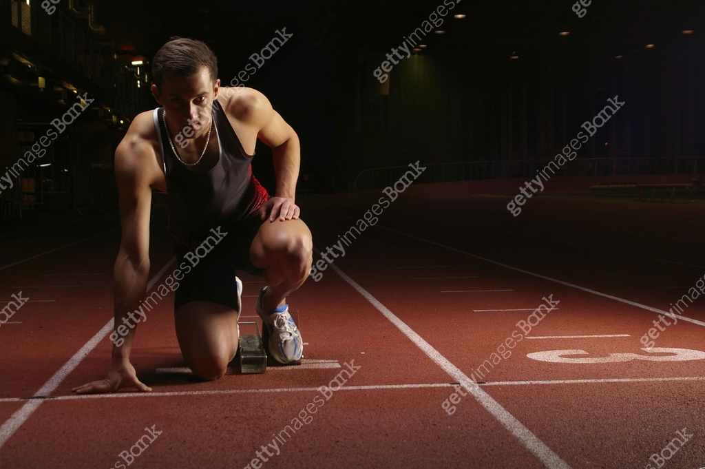 Fast sprinter starting position 이미지 (474565261) - 게티이미지뱅크