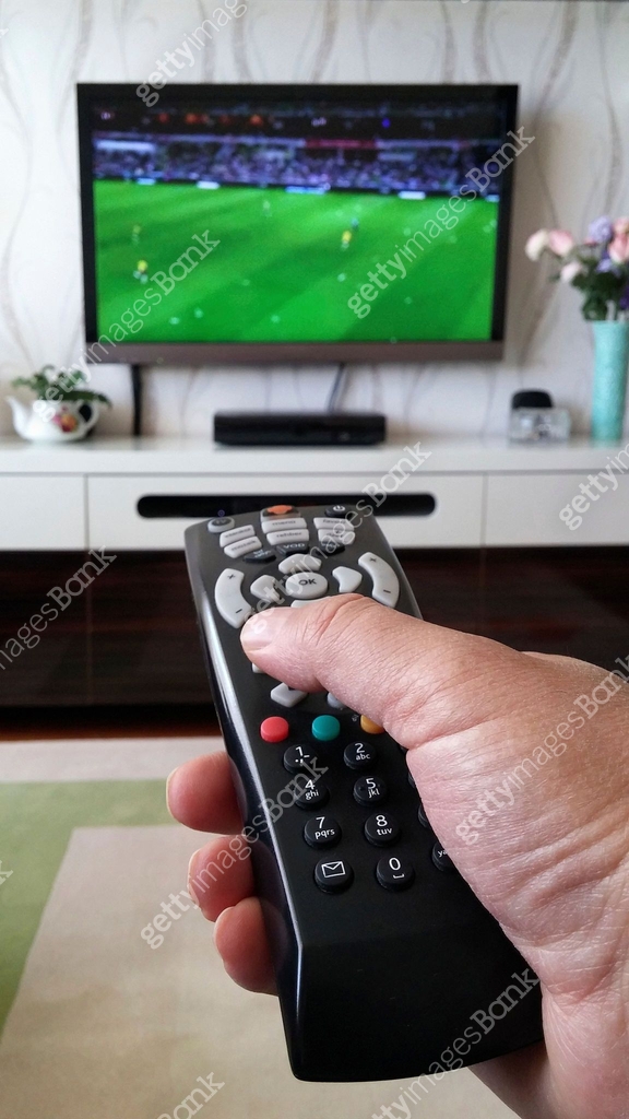 Using TV remote control 이미지 (522279031) - 게티이미지뱅크