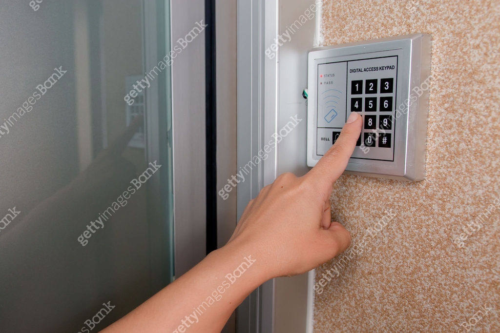 Entering security code keypad for opening the onlock door 이미지 ...
