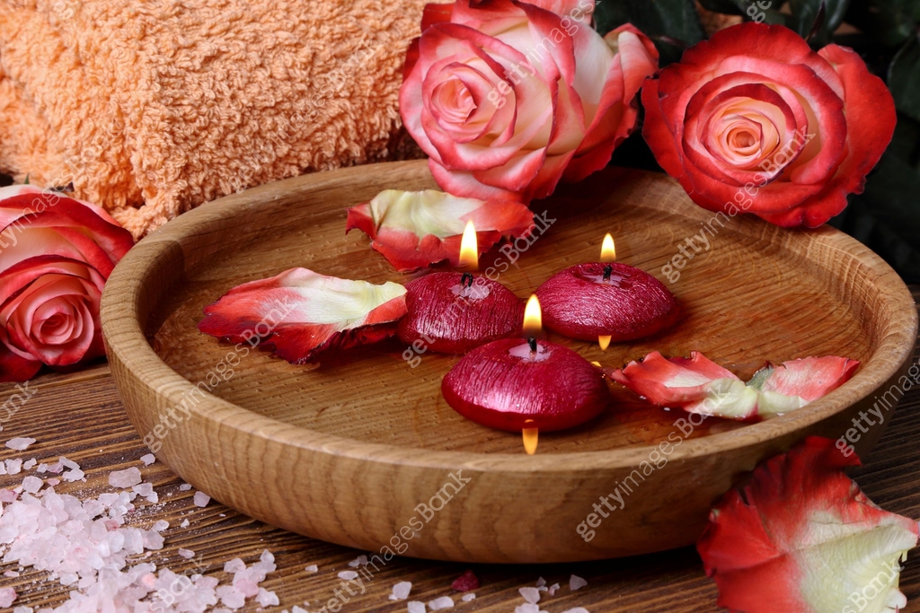 February Spa Roses Spa concept with roses, pink salt and candles 이미지 (532204781) - 게티이미지뱅크