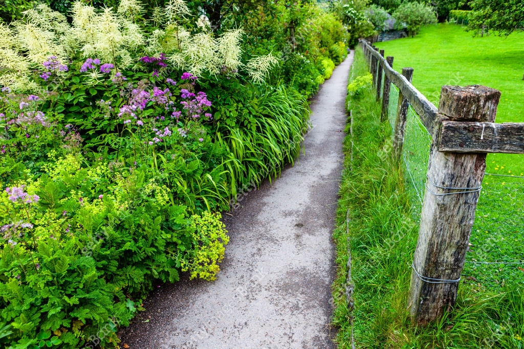 Garden Path in the Lakes District 이미지 (488843648) - 게티이미지뱅크