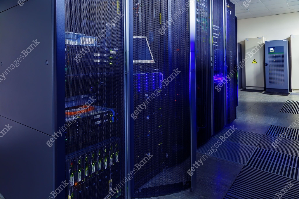 room data center rows of computer equipment 이미지 (492817956) - 게티이미지뱅크