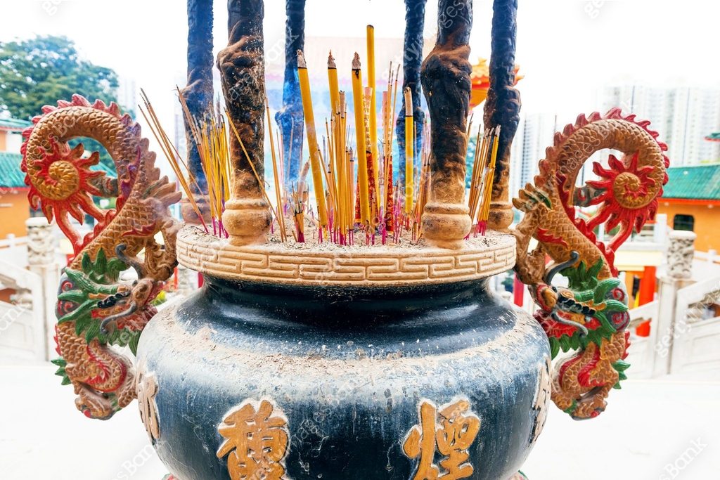 Prayer candle in a clay bowl, dragons, Chengdu, Sichuan ,China 이미지 ...