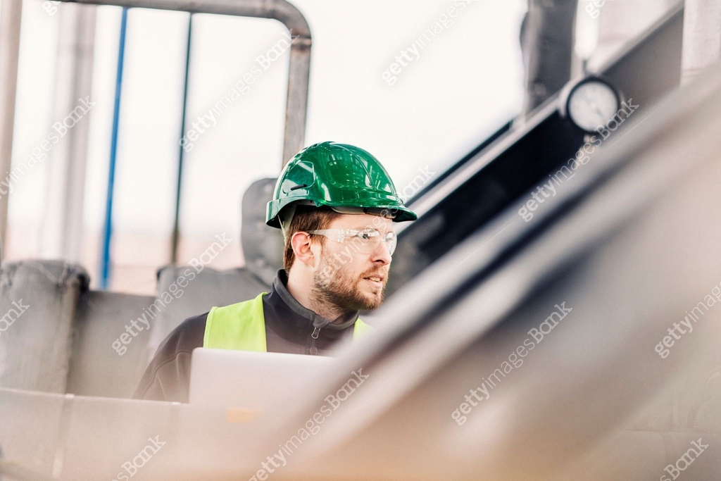 Machine Looking Left Manual worker looking at machines in factory 이미지 (490590842) - 게티이미지뱅크