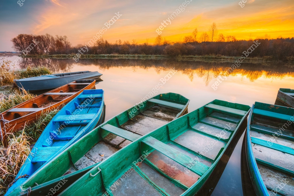 River and old wooden rowing fishing boat at beautiful sunrise 이미지 ...
