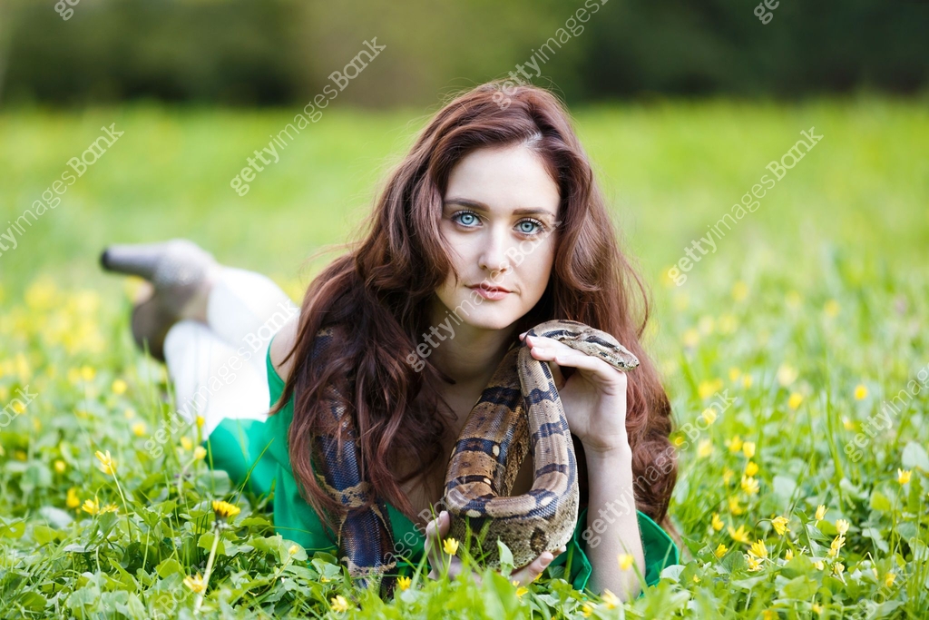 Attracrive girl with python 이미지 (530763968) - 게티이미지뱅크