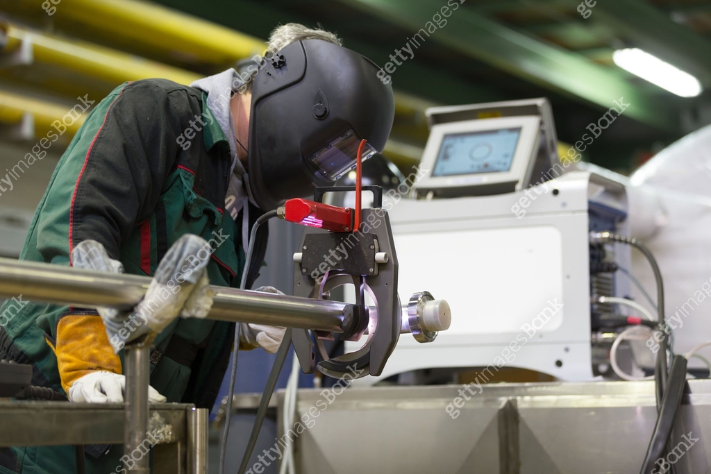 Industrial worker setting orbital welding machine. 이미지 (537357578) - 게티 ...