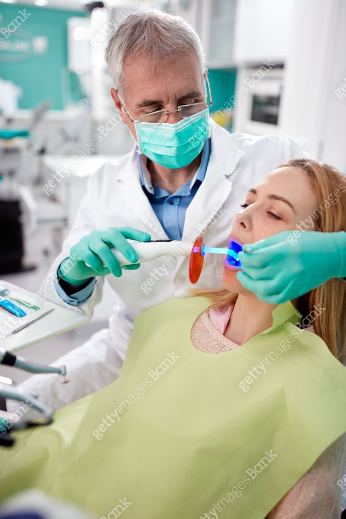 Male dentist fixed and dry dental fillings with light 이미지 (587528236 ...