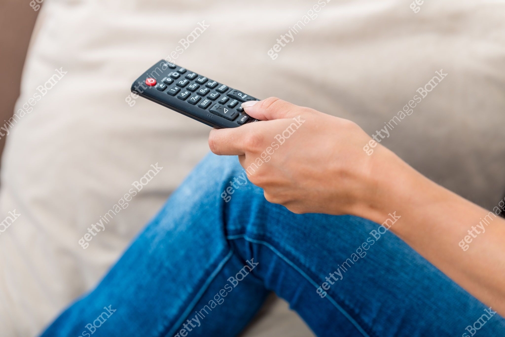 Someone Using A Remote Woman using TV Remote Control 이미지 (638910916) - 게티이미지뱅크