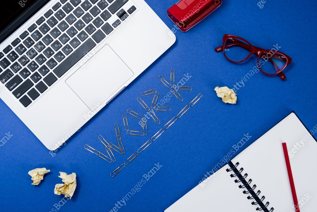 work lettering and laptop on office table 이미지 (687959150) - 게티이미지뱅크
