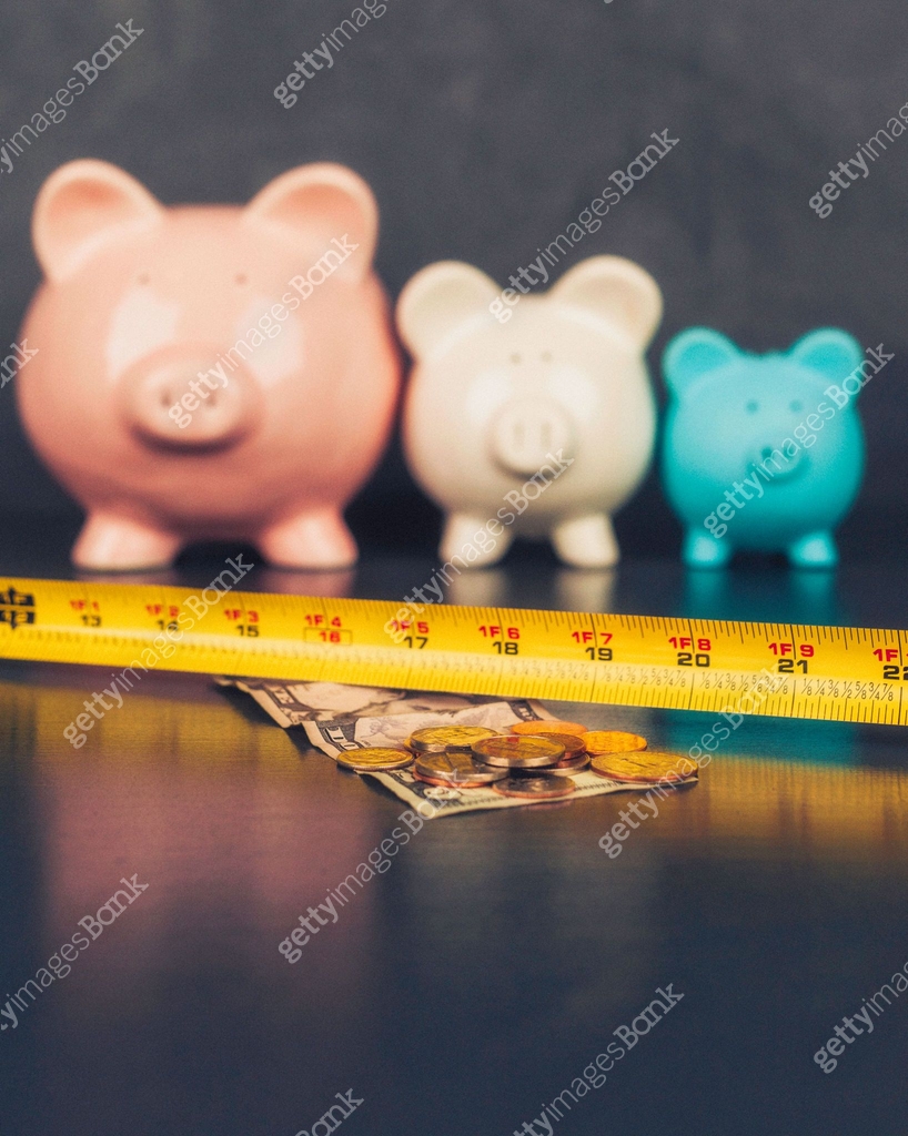 Measurement Bank Measuring wealth and savings. Piggy banks with tape measure 이미지 ...