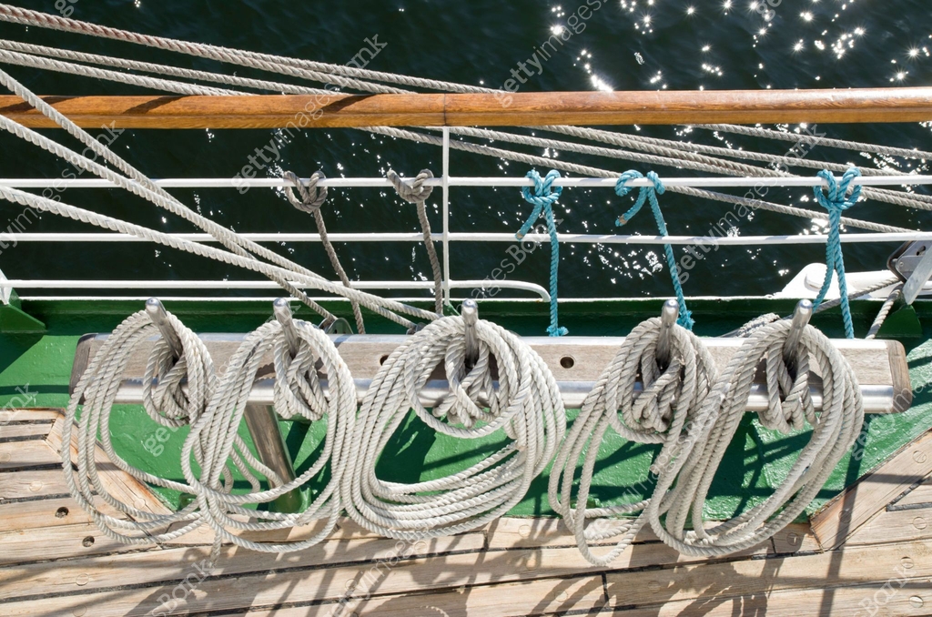 White ropes wrapped around belaying pins 이미지 (825434932) - 게티이미지뱅크