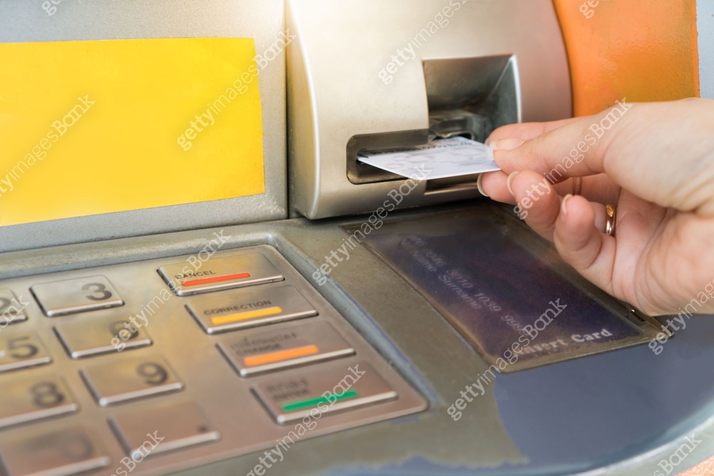 Hand inserting ATM card into bank machine. 이미지 (857482528) - 게티이미지뱅크