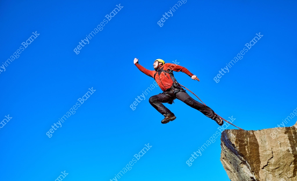 Jump off the cliff with a rope. 이미지 (866692846) - 게티이미지뱅크
