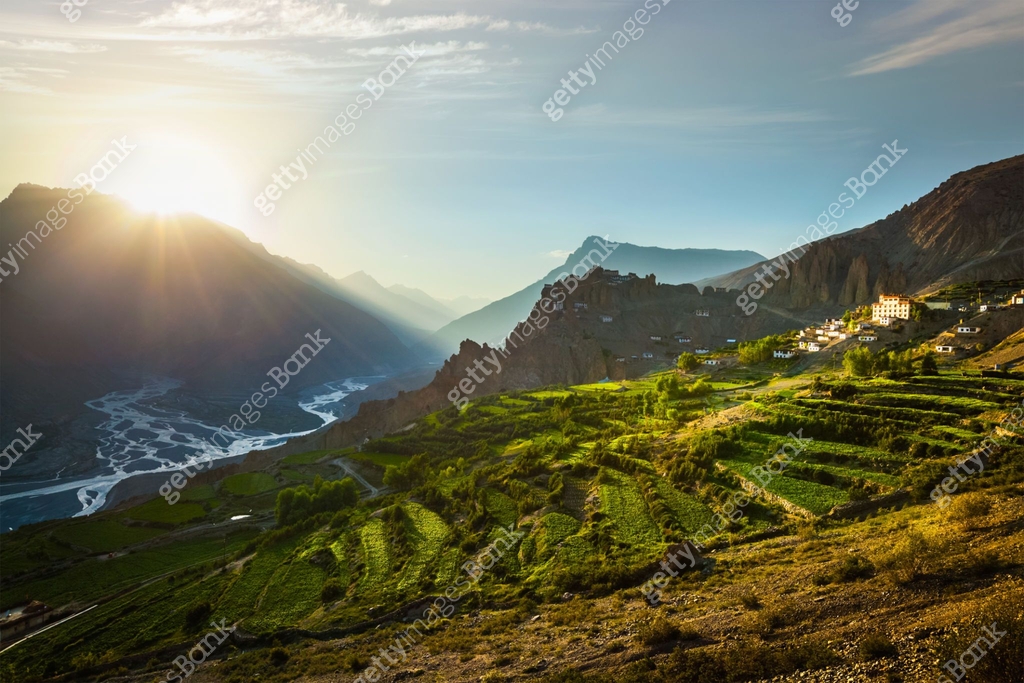 Dhankar gompa and Dhankar village in Spiti village, Himachal Pra 이미지 ...