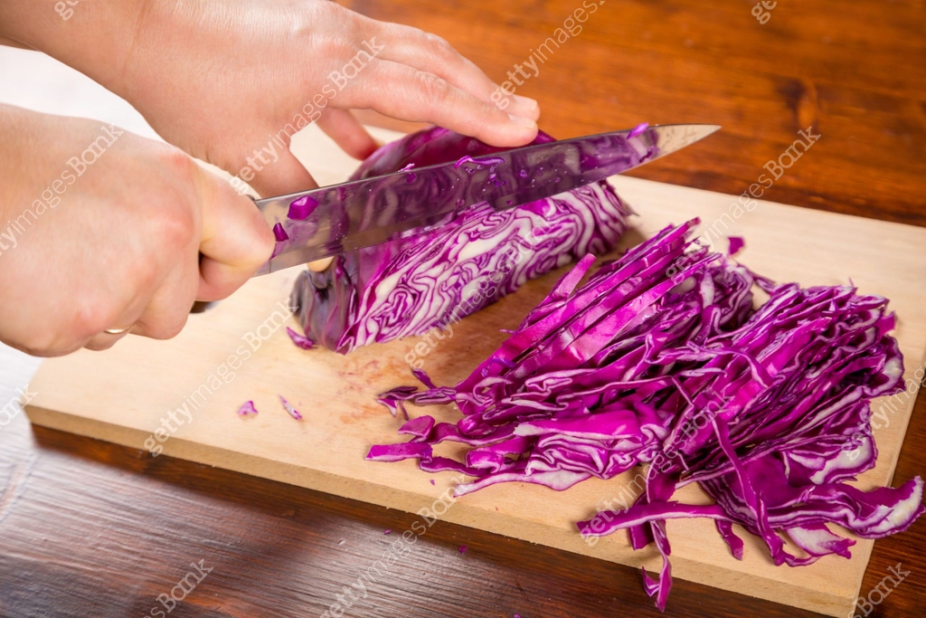 Womans hands cutting the red cabbage 이미지 (883128456) - 게티이미지뱅크