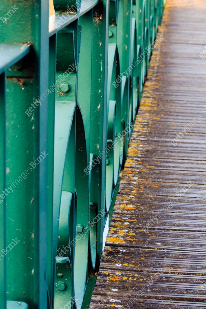 Traditional, green bridge railing made of iron 이미지 (882532670) - 게티이미지뱅크