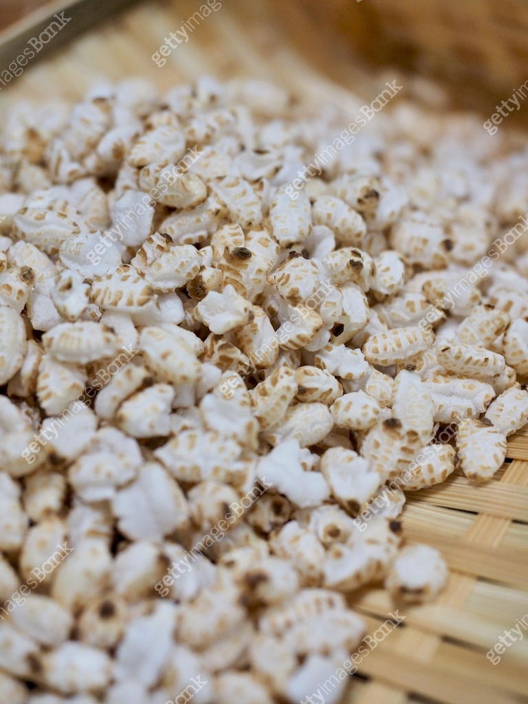 Korean food Brown rice popped rice, Rice sweets 이미지 (902099946) - 게티이미지뱅크