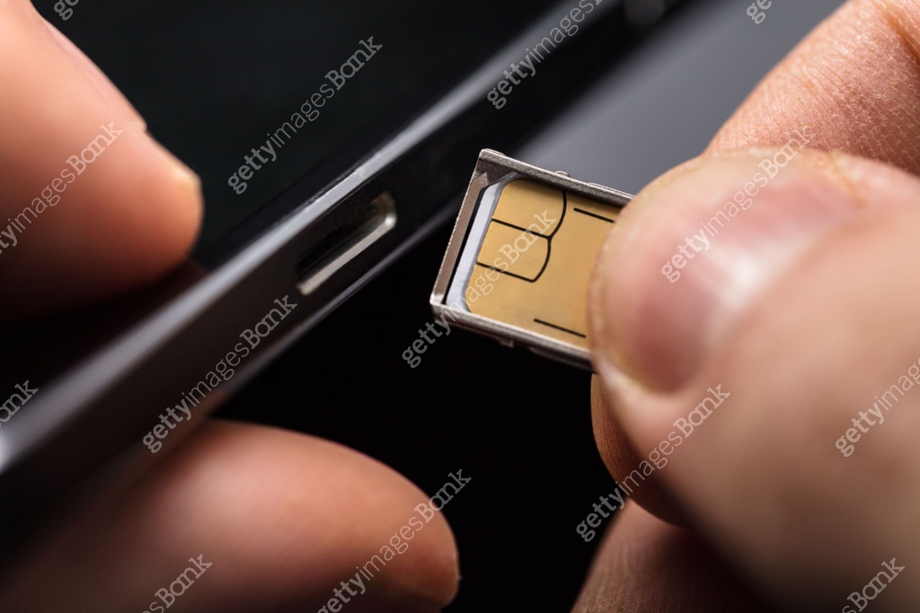 Inserting A Sim Card In A Mobile Phone 이미지 (921346058) - 게티이미지뱅크