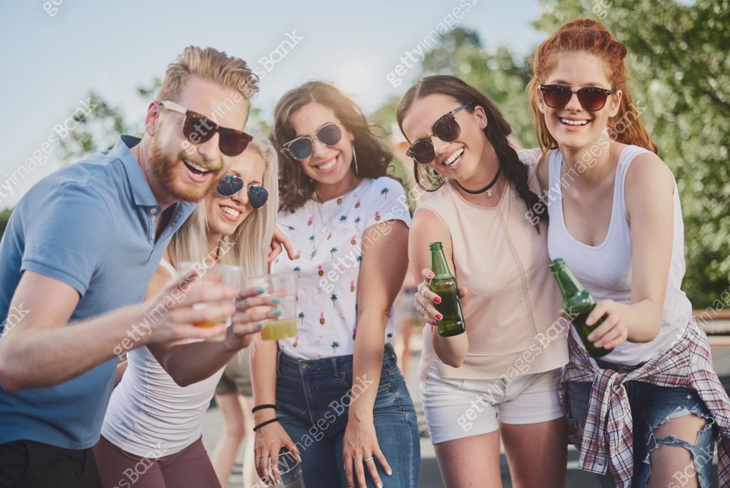 Big crowd of people having a party 이미지 (913688812) - 게티이미지뱅크