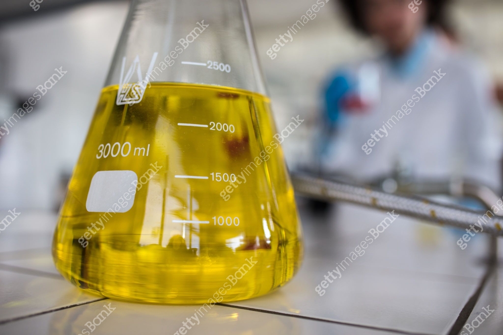 Close up of beaker with yellow chemical liquid in a laboratory. 이미지 ...
