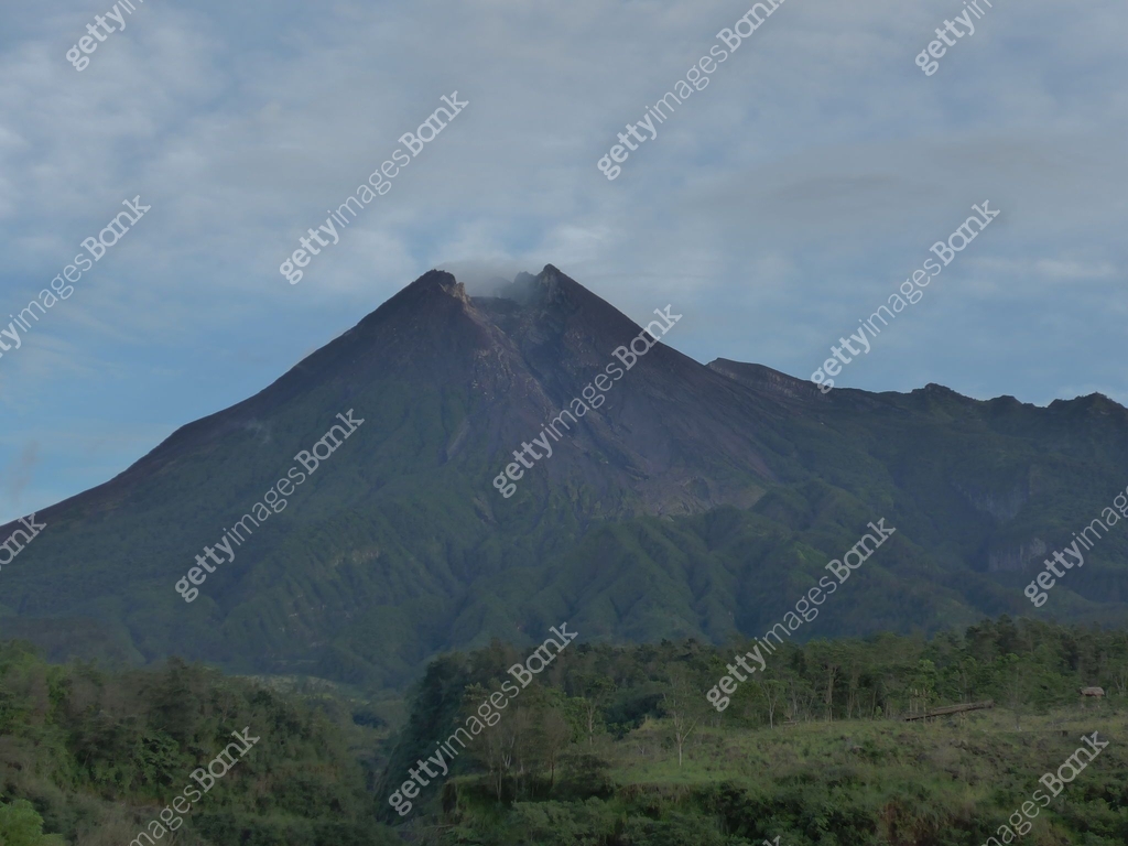 Mount Merapi Volcano in Java island Indonesia 이미지 (936464106) - 게티이미지뱅크