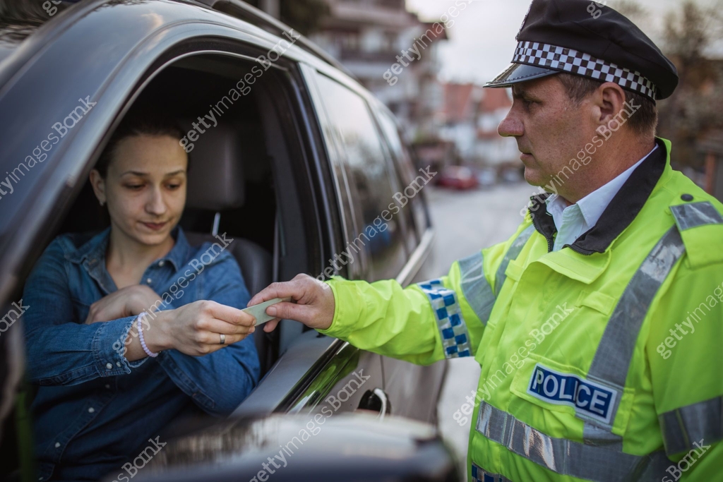 Woman pulled over by police officer 이미지 (946283266) - 게티이미지뱅크