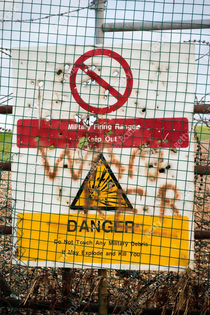 Mod Sign Usage MoD warning signs at the edge of a firing range 이미지 (963150496) - 게티이미지뱅크