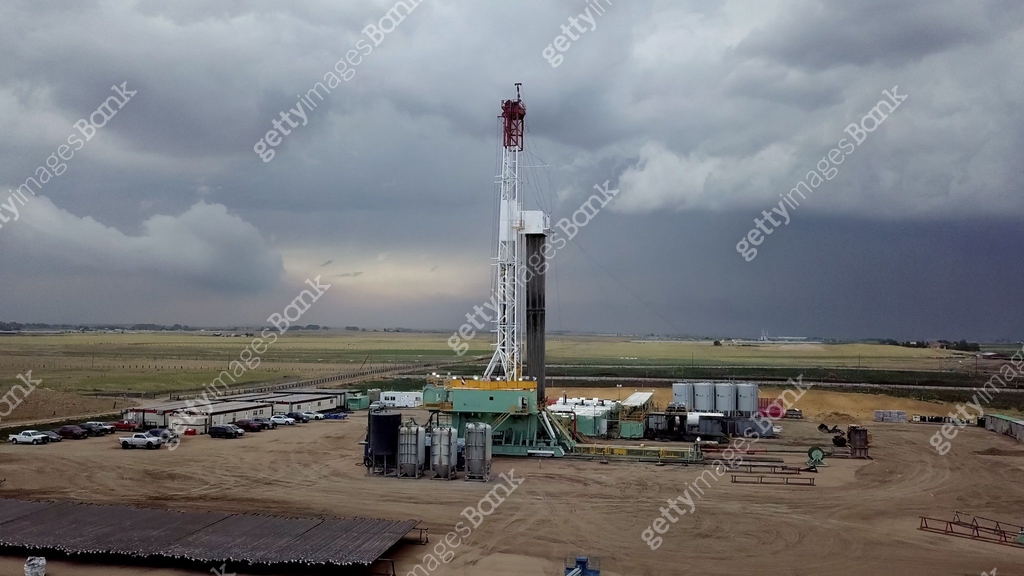 Fracking Drilling Rig in Front of a Dramatic Sky at Dusk 이미지 (985973736 ...