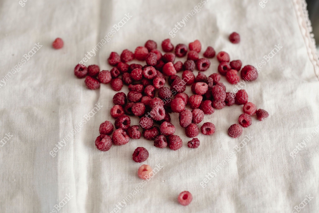 Fresh raspberries on a kitchen counter 이미지 (1005760986) - 게티이미지뱅크