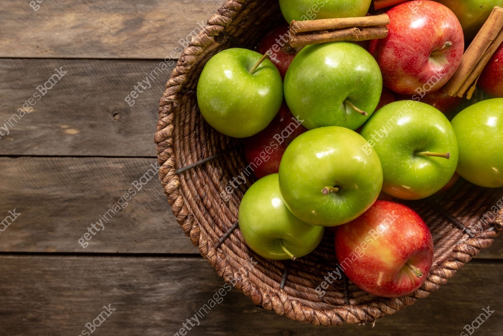 Fresh apples on rustic wood table with basket 이미지 (1000163460) - 게티이미지뱅크
