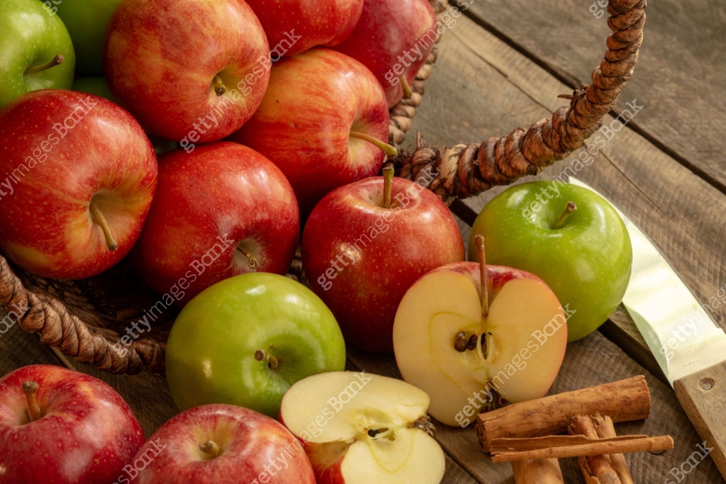 Fresh apples on rustic wood table with basket 이미지 (1000163494) - 게티이미지뱅크