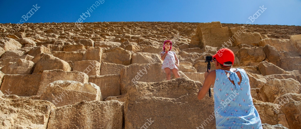 Mother Capturing an Image of Her Daughter on Kheops Pyramid 이미지 ...