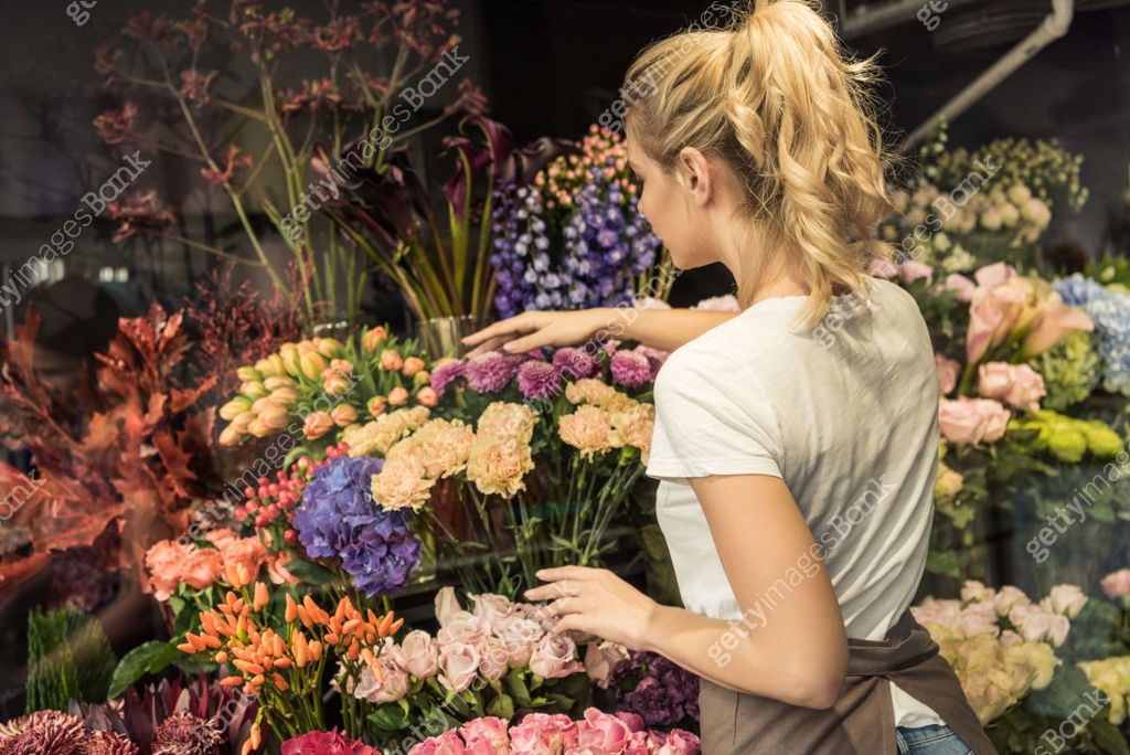 back view of florist taking care of bouquets in flower shop 이미지 ...
