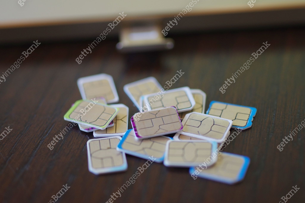 selecting a sim card 이미지 (1095709248) - 게티이미지뱅크