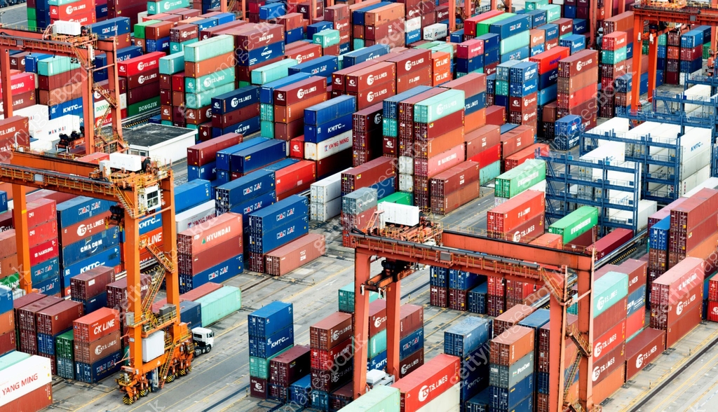 Containers stacking in the harbor 이미지 (1093930028) - 게티이미지뱅크