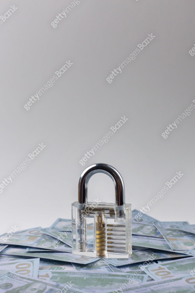 Clean Padlock The clean padlock on money banknote close up. 이미지 (1136789810) - 게티이미지뱅크