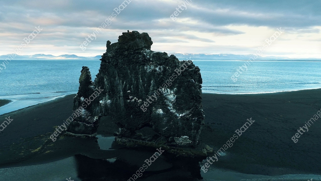 Hvitserkur - iconic sea stack on volcanic black beach. Aerial view 이미지 ...