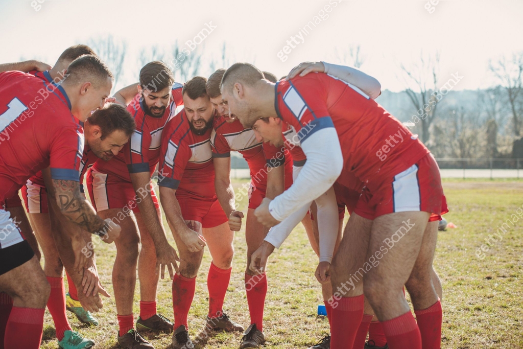 Rugby players huddling during time out 이미지 (1140623662) - 게티이미지뱅크