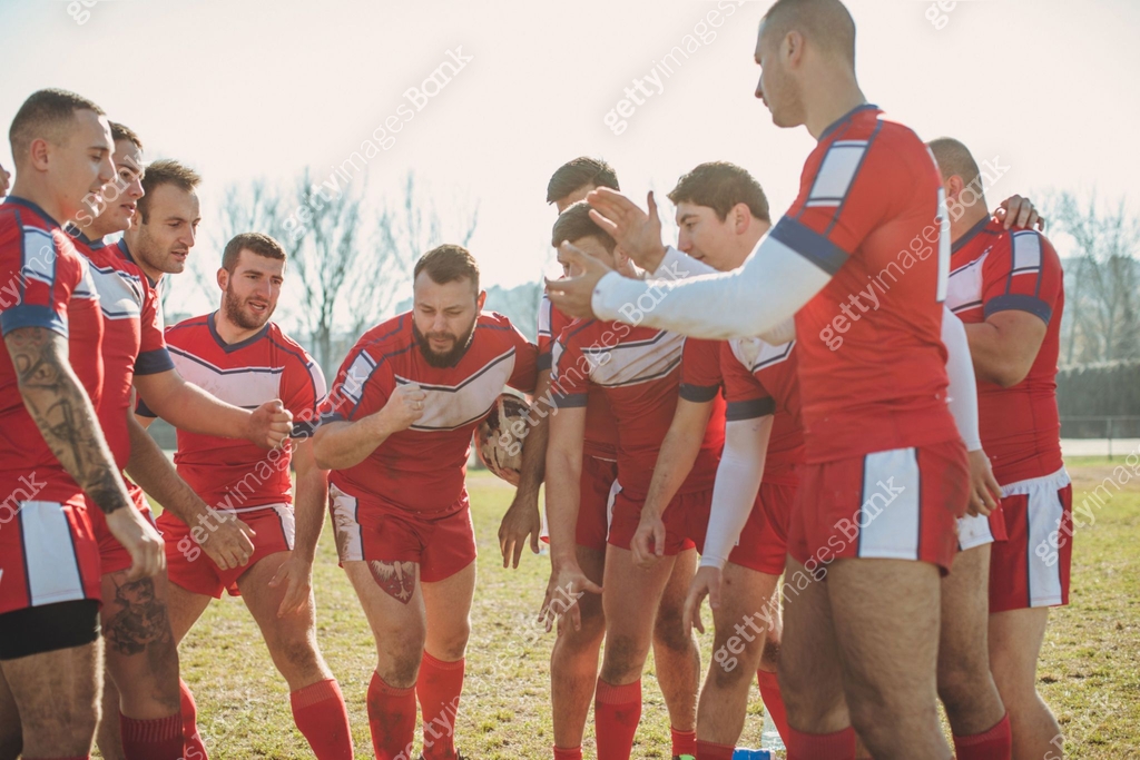 Rugby players huddling during time out 이미지 (1140624772) - 게티이미지뱅크