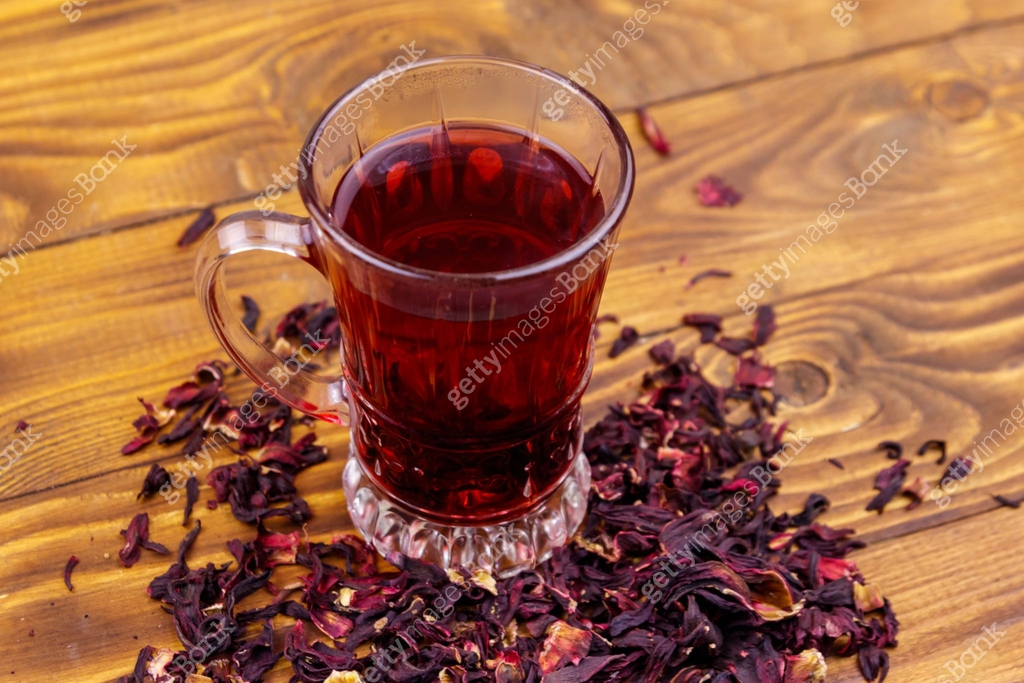Glass cup of red hibiscus tea (carcade, roselle) on wooden table 이미지 ...