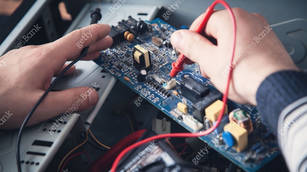 Connection On Checking Computer Man checking computer with a multimeter. 이미지 (1146617572) - 게티이미지뱅크