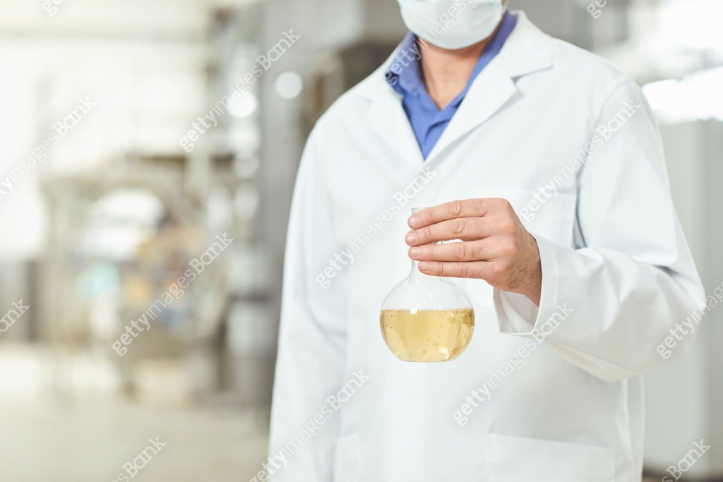 Laboratory assistant man with a flask of liquid in his hands 이미지 ...