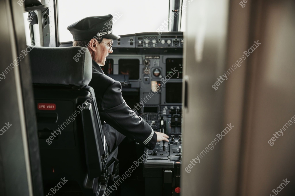 Man in uniform accelerating on throttle in commercial airplane 이미지 ...